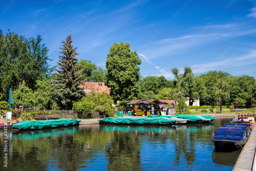 Obraz premium lübbenau, deutschland - kanal mit booten im spreewald