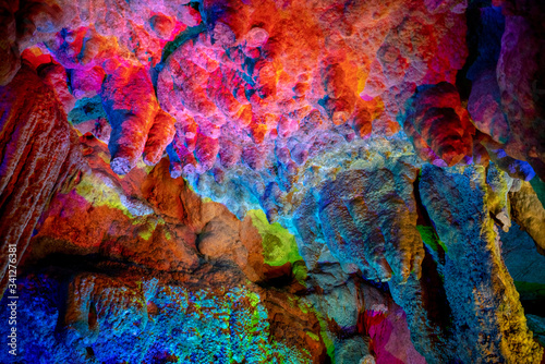 Surface light effect of stalactites under colored lights