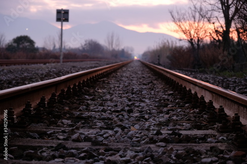 Binario arrugginito di una vecchia ferrovia, al tramonto