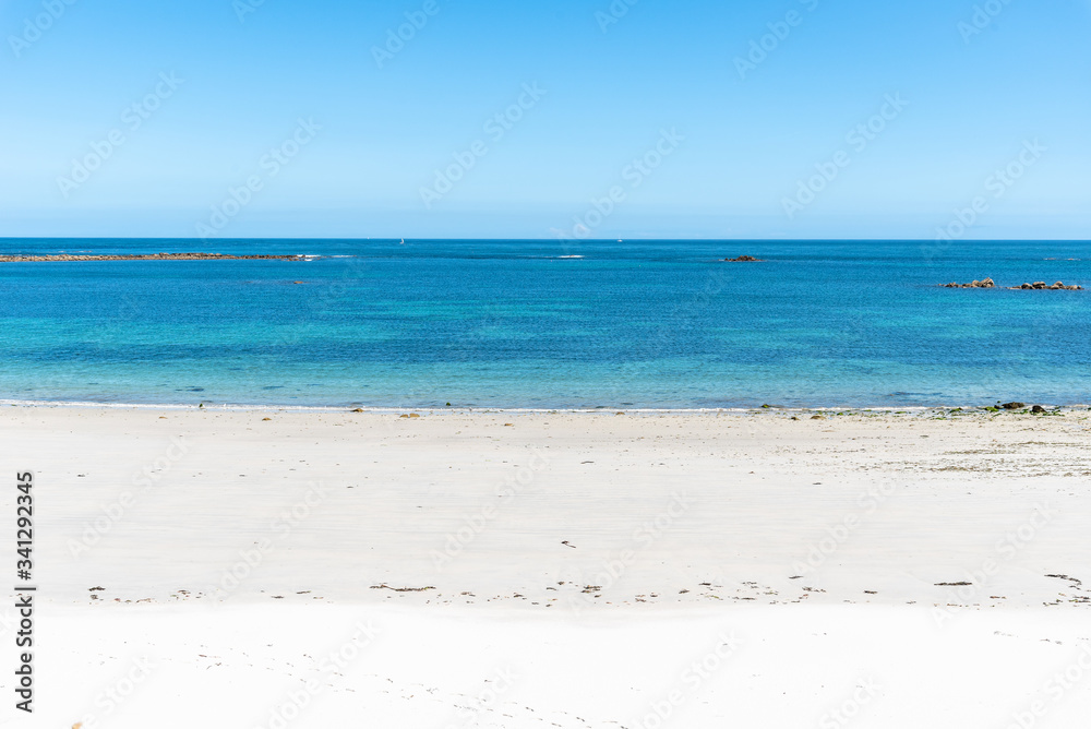 Fototapeta premium Empty blue sea and white sand beach background with copy space