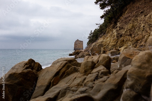 Obraz na płótnie Stones beach at the sea in dark day w salonie