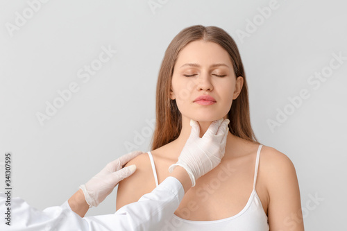 Endocrinologist examining t...