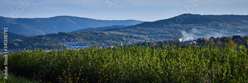 Panorama miasta Myślenice widziana z północnych wzgórz