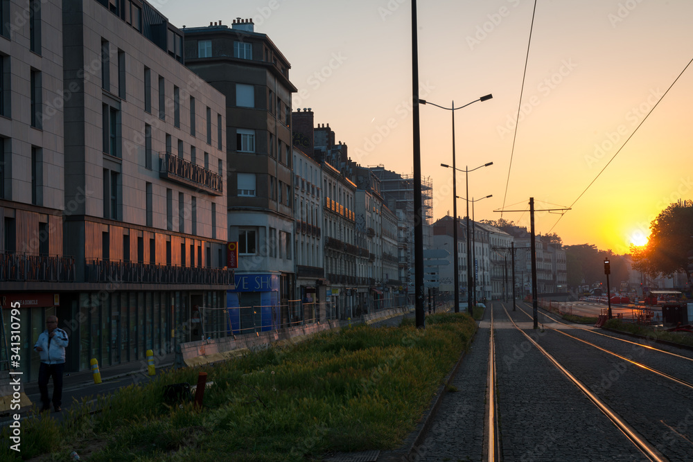 premier rayon du soleil sur les rail de tramway dans le centre de ville de Nantes