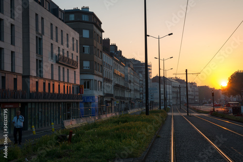 premier rayon du soleil sur les rail de tramway dans le centre de ville de Nantes