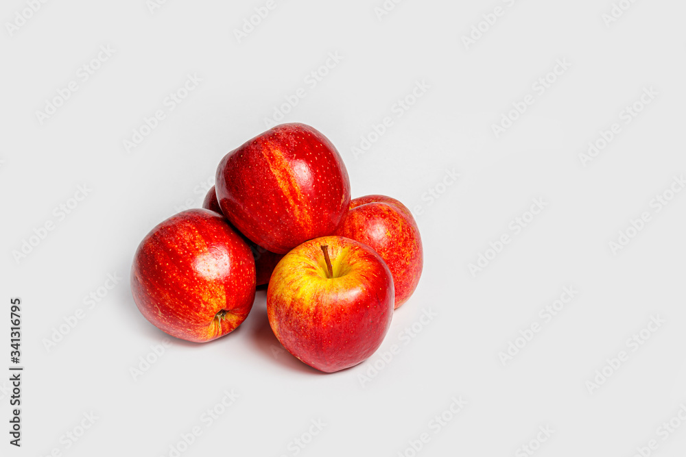 Rote Äpfel auf einem Weißen Hintergrund Rote Äpfel auf einem Weißen Hintergrund