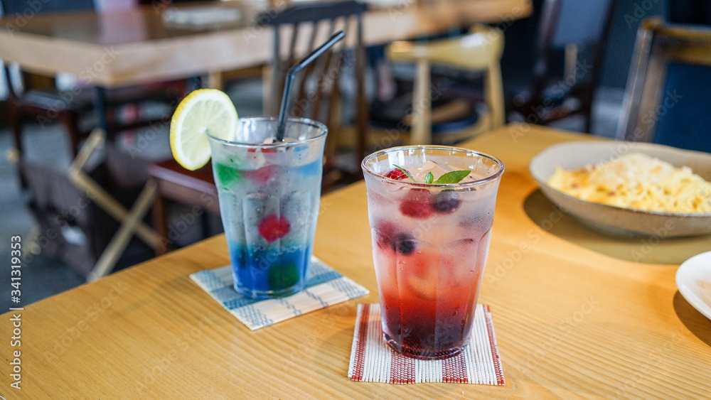 カラフルで涼しそうな炭酸ドリンクとベリーのドリンク カラフルで涼しそうな炭酸ドリンクとベリーのドリンク