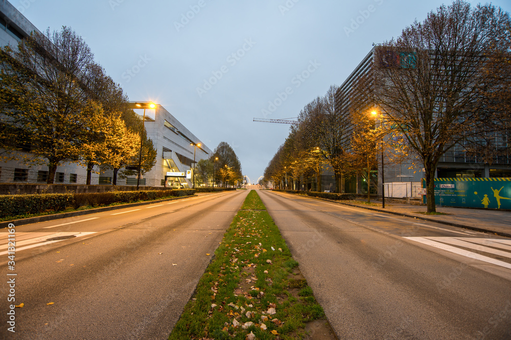automne sur une rue de la ville de Nantes au lever du jour automne sur une rue de la ville de Nantes au lever du jour