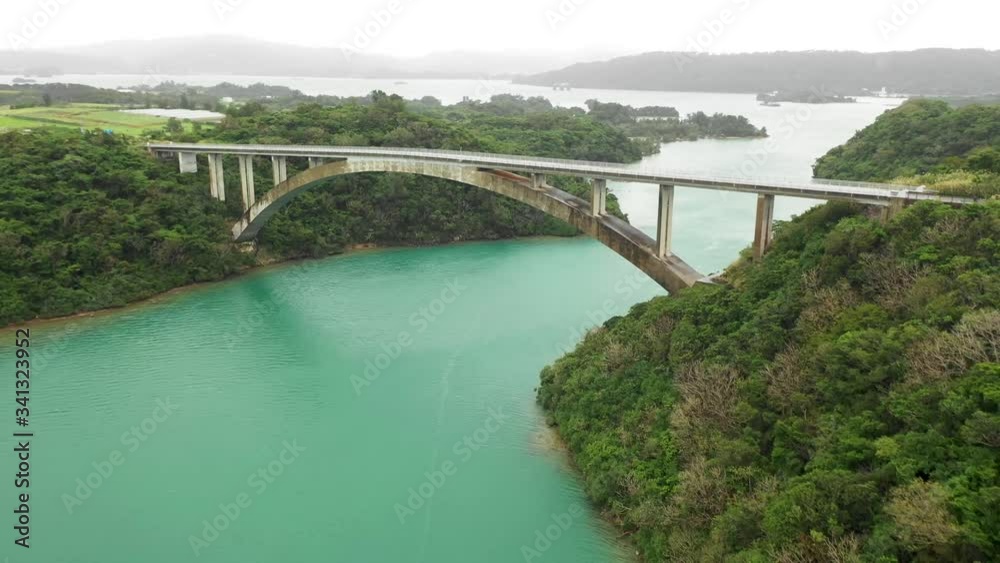 エメラルドグリーンの海と美しい橋【ドローン空撮4K】 エメラルドグリーンの海と美しい橋【ドローン空撮4K】