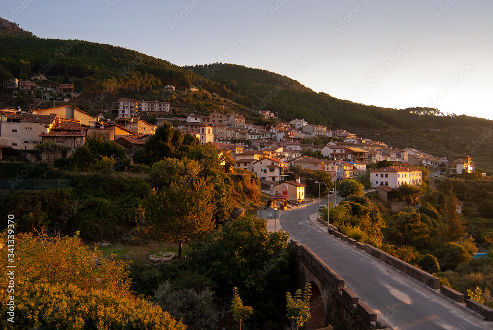 Localidad abulense de Guisando al amanecer. Pueblo situado en el valle del Tiétar, en la vertiente sur del Parque Regional de la Sierra de Gredos.