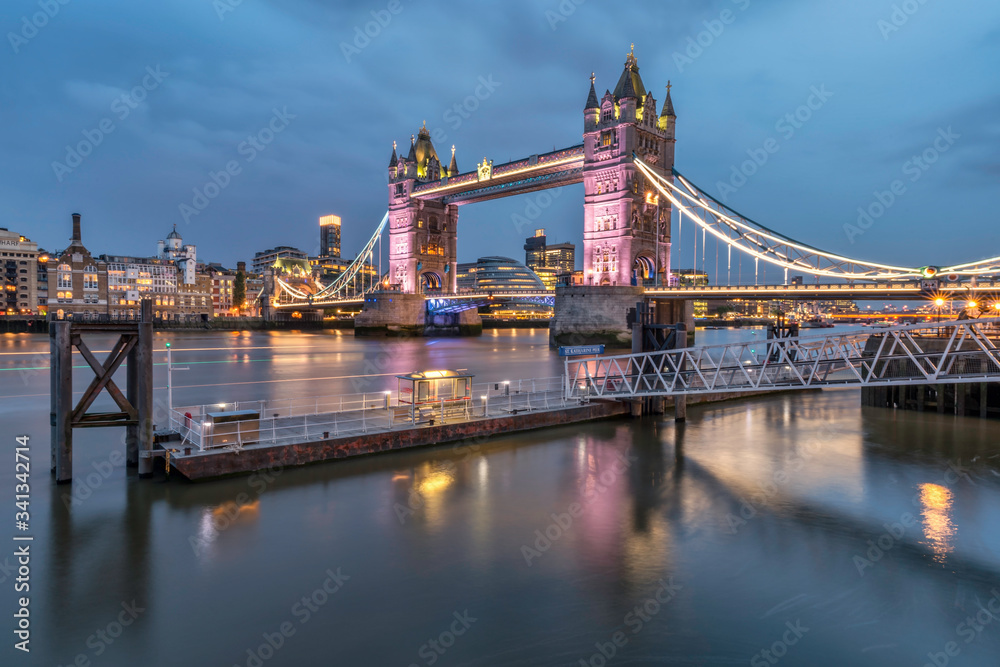 Obraz premium The famous landmark of London, the Tower Bridge and the Themes by night