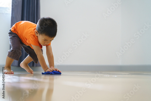 Photo Asian boy doing chore