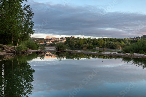 Reflets sur le Rhône à  Lyon au printemps depuis le parc de la Feyssine . France photo