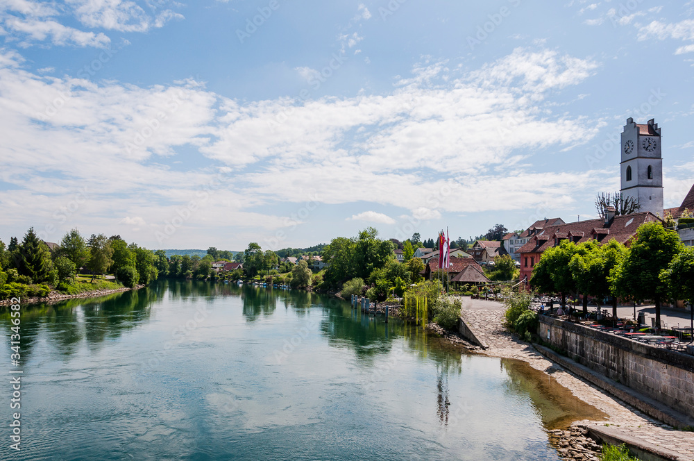 Fototapeta premium Büren, Büren an der Aare, Stadtkirche, Sankt Katharinen, Kirche, Aare, Fluss, Stadt, Altstadt, historische Häuser, Uferweg, Schifffahrt, Seeland, Kanton Bern, Frühling, Sommer, Schweiz