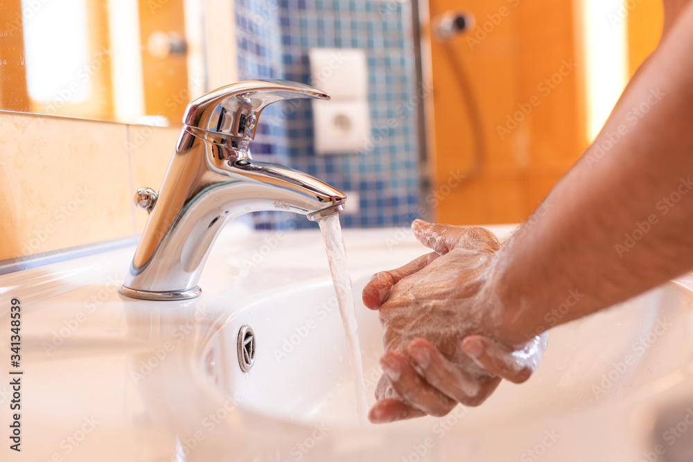 Mycie rąk mydłem  w celu ochrony przed wirusami. - obrazy, fototapety, plakaty 