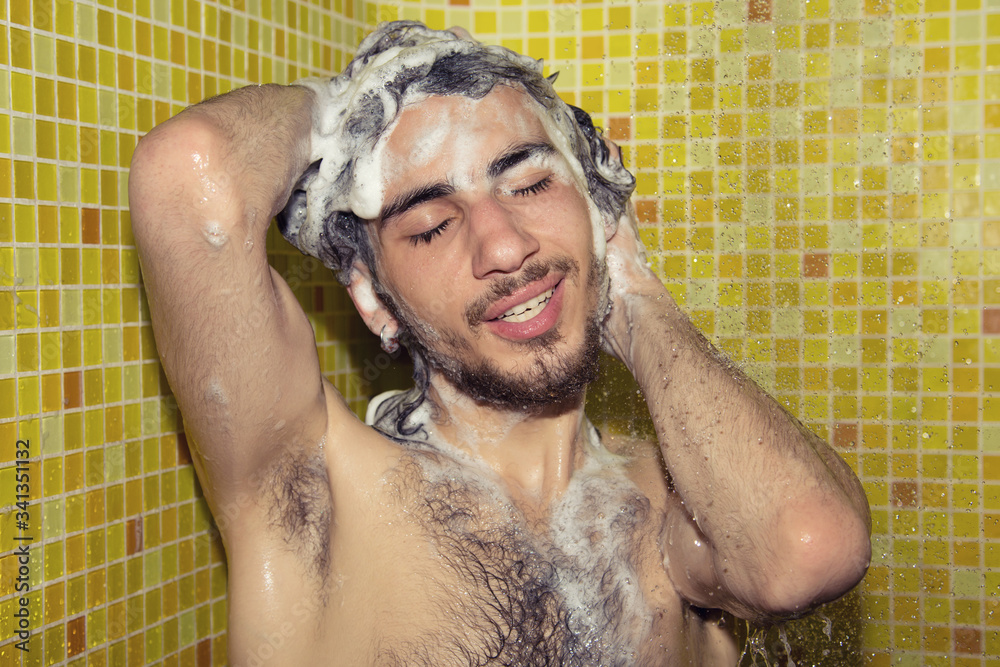 Naklejka premium Shower and funny guy.