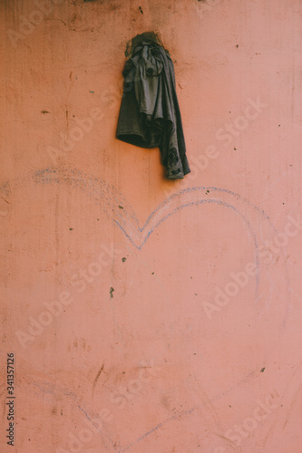 Drawing of a heart on the wall. heart and dim.  © futurezz