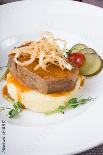 Beef with mashed potatoes