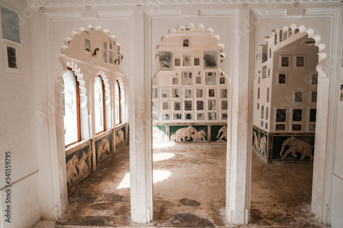 Photo Udaipur, Rajasthan - Stone marble interior archways and columns in a room of the historic ancient City Palace in Udaipur