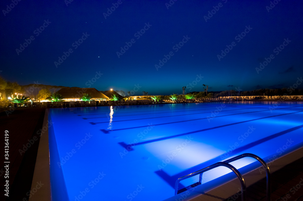piscina con pineta in notturna