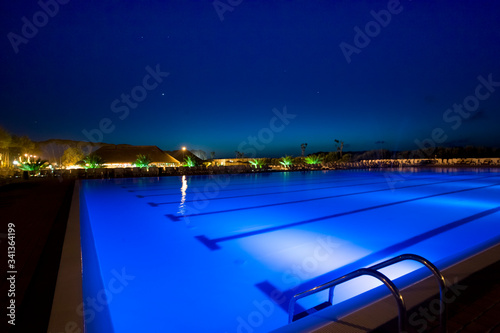 piscina con pineta in notturna