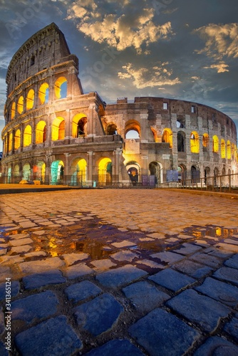Canvas Print Night view of Colosseum in Rome, Italy