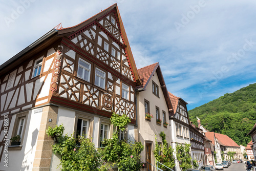 Reiseziel in Deutschland. Traditionelle Fachwerkhäuser in Zeil am Main in Franken, Bayern im Sommer.