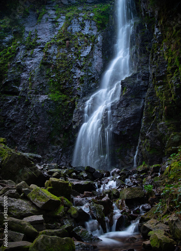 Mystischer Wasserfall im Schwarzwald