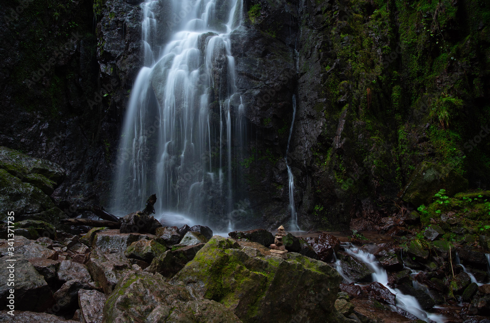 Obraz premium Mystischer Wasserfall im Schwarzwald