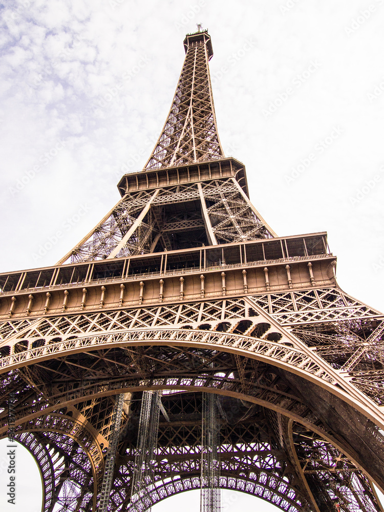 Fototapeta premium Au pied de la Tour Eiffel à Paris