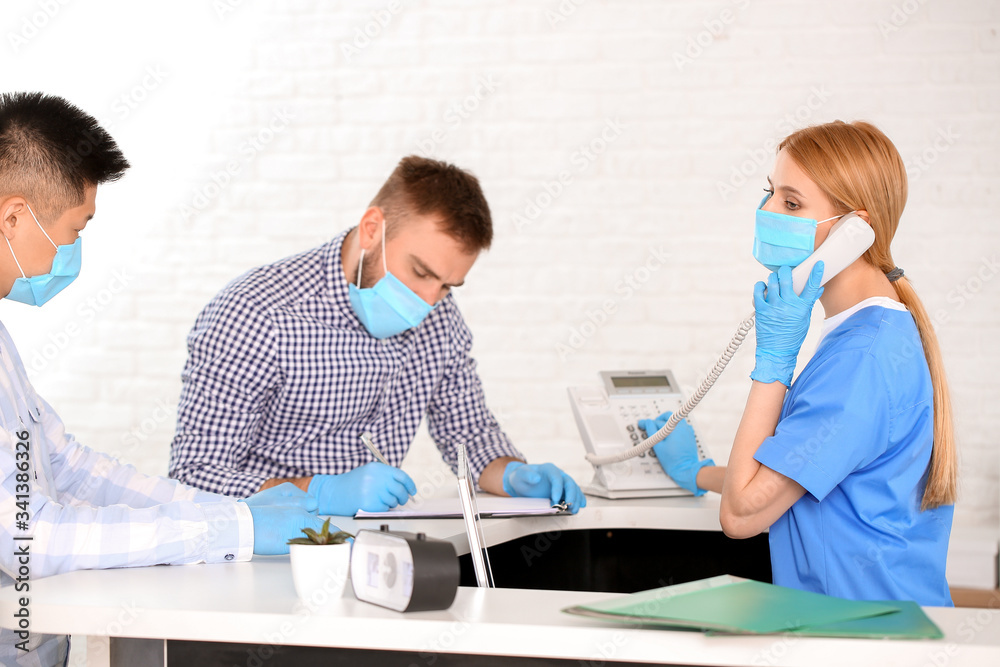 Obraz premium Female receptionist working with patients in clinic