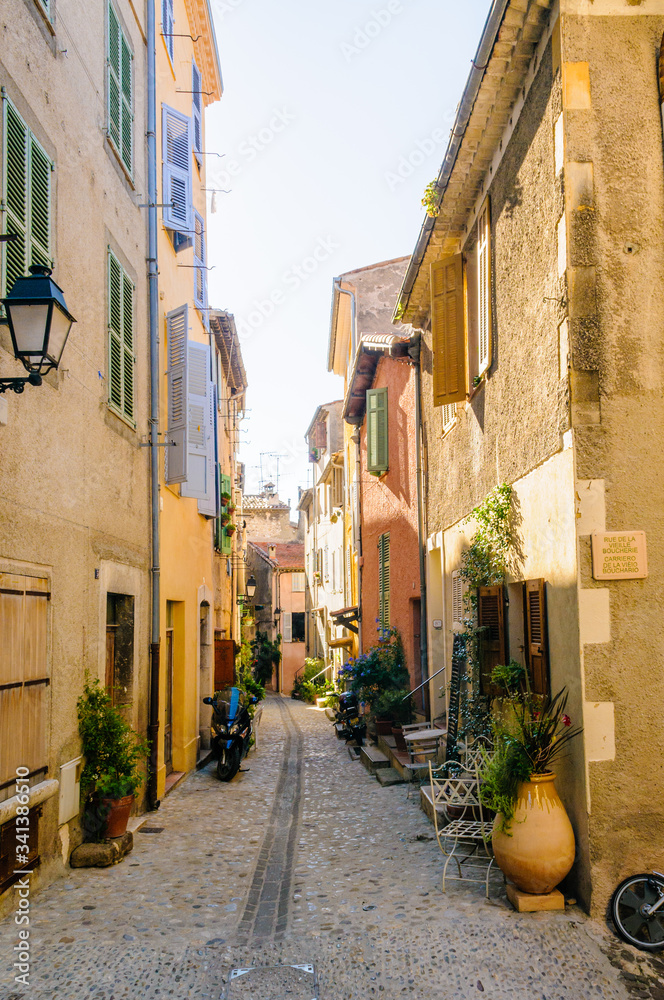 Obraz premium Narrow street in the Cote d'Azur village of Valbonne