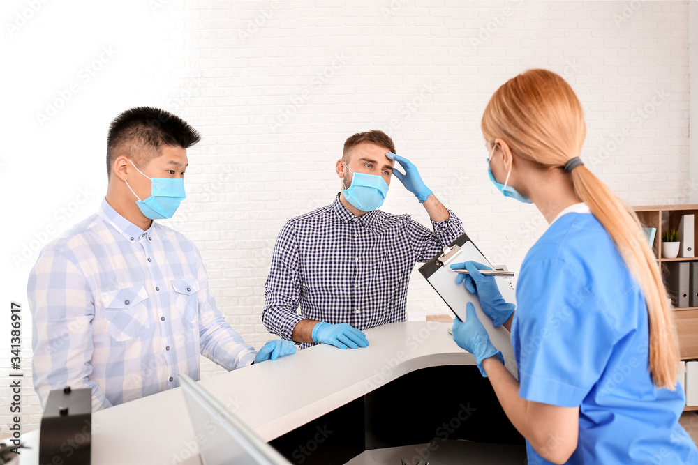 Obraz premium Female receptionist working with patients in clinic