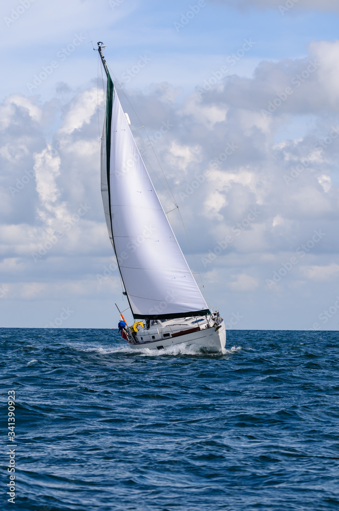 Naklejka premium Sailing yacht at sea