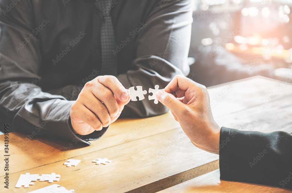 Ταπετσαρία Businesspeople holding white jigsaw puzzle and connect together