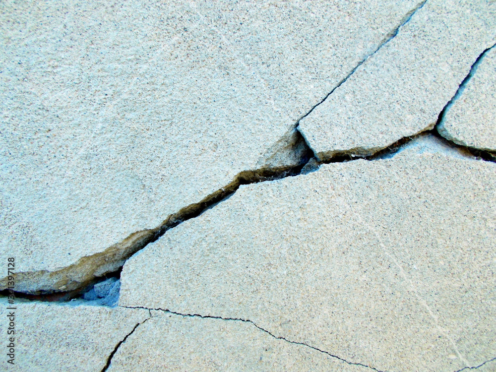 Obraz premium Crack in the wall of the building. Blurred defocused background for web design.