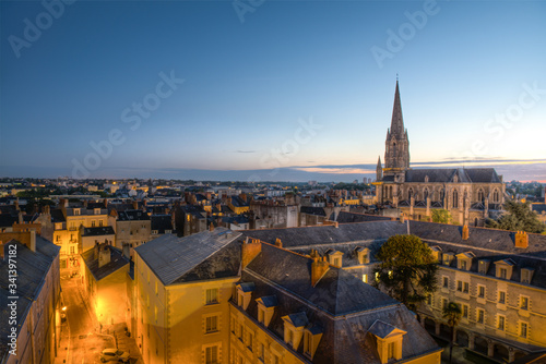 vue aerienne sur une église et la vielle ville de Nantes en France au lever du soleil photo