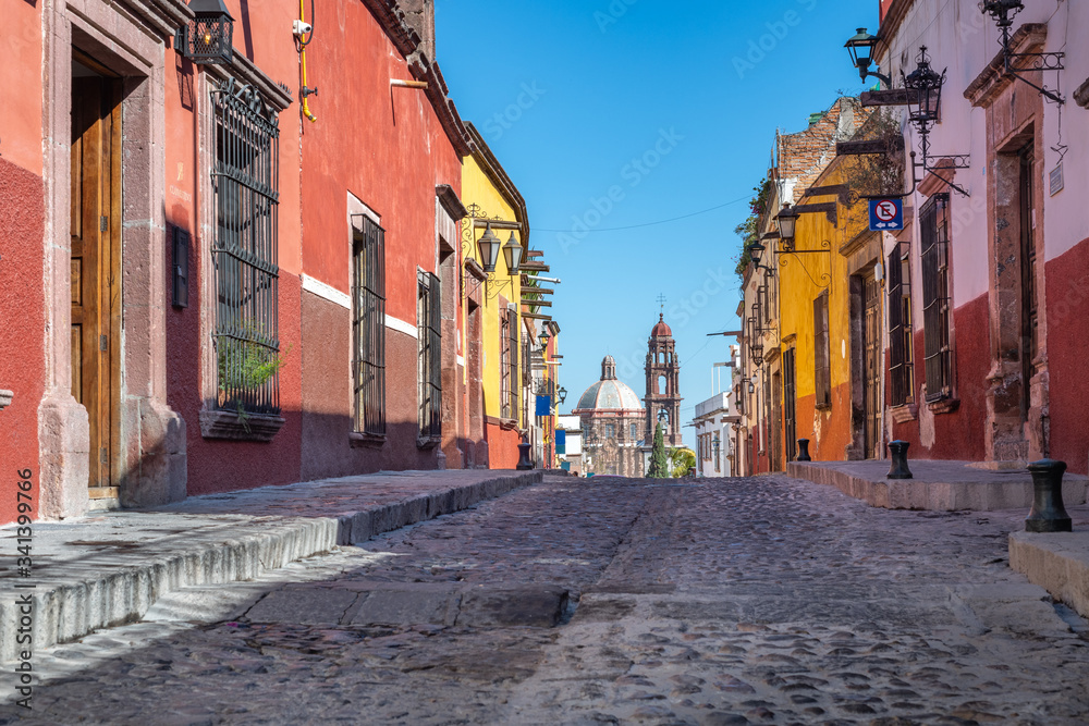 Fototapeta premium Kolorowa ulica San Miguel de Allende, kolonialne miasto w Meksyku. Światowego Dziedzictwa UNESCO.