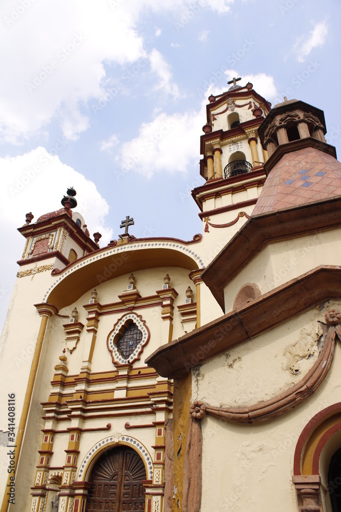 Fachada de iglesia de color amarillo Santa Veracruz en Toluca