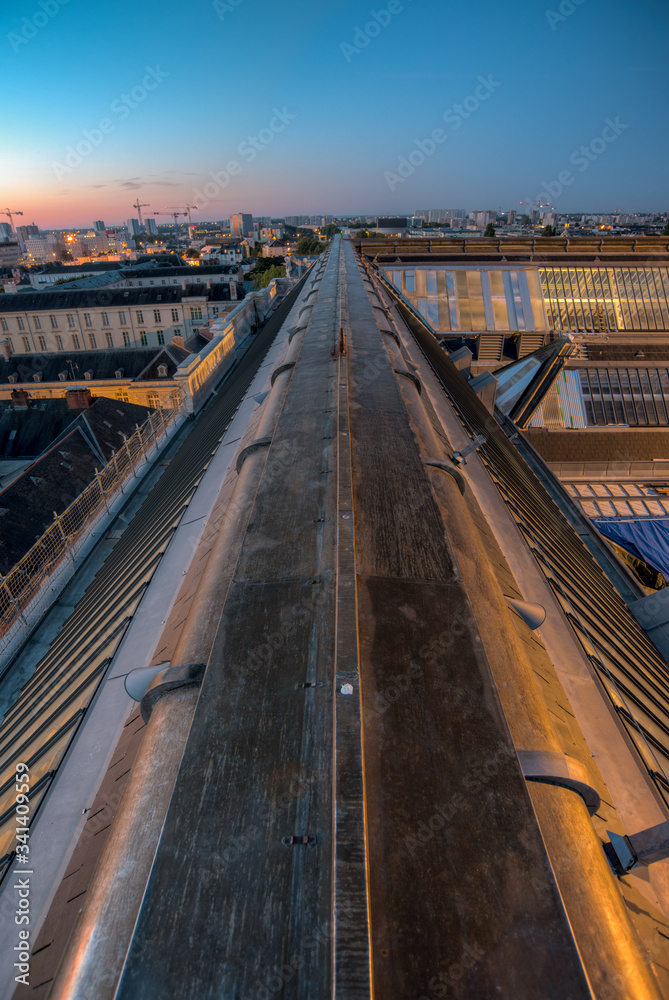 vue aérienne des toits de la vielle ville de Nantes en France au lever du soleil