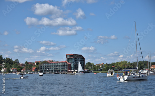 .Mazury żaglówka błękitne niebo jezioro © RECGO