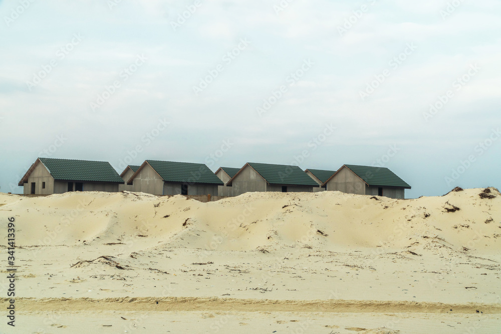 Φωτογραφία Small houses with a green roof are in the middle of the desert