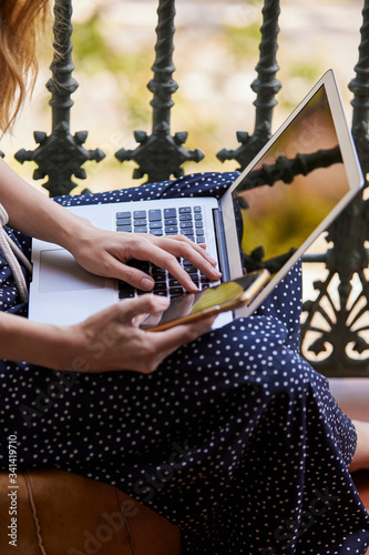 Mujer joven trabajando en casa con el ordenador