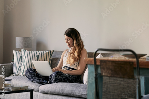 Mujer joven trabajando en casa con el ordenador