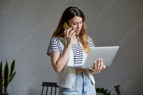 Mujer trabajando en casa
