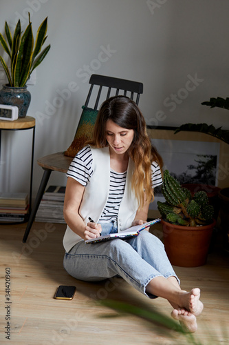 Mujer joven escribiendo en casa