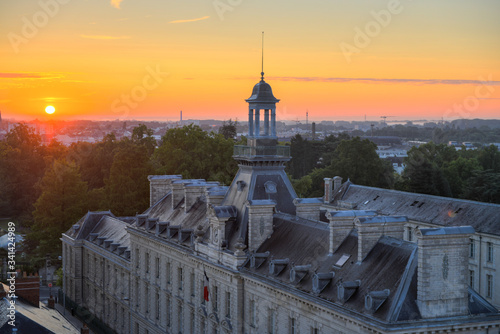 vue aérienne des toits de la vielle ville de Nantes en France au lever du soleil