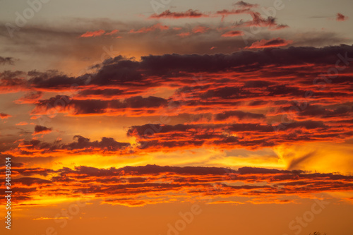 Ciel en feu avec des nuages rouges et orange au couché du soleil