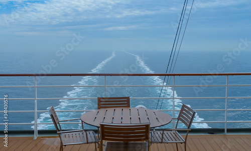 Φωτογραφία View from the stern of a moving cruise ship