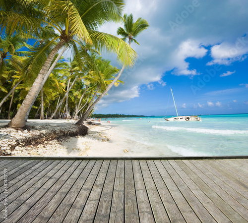 Empty wooden platform besid...